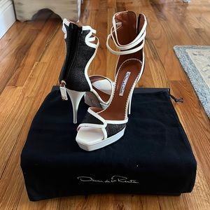 Oscar de la Renta Black & White Straw Patent Profilo Platform sandal size 6